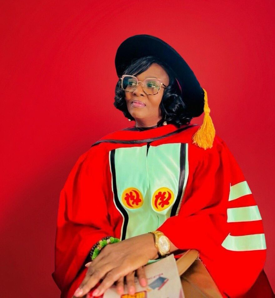 Dr Cynthia